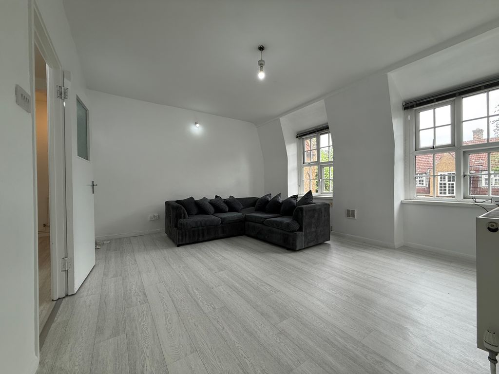 Property photo 1 of 11 Living Room