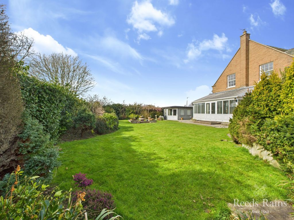 Property photo 3 of 49 Side Garden