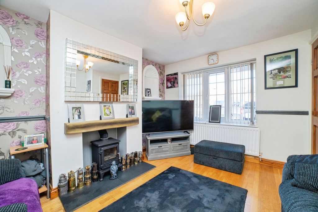 Property photo 2 of 31 Lounge