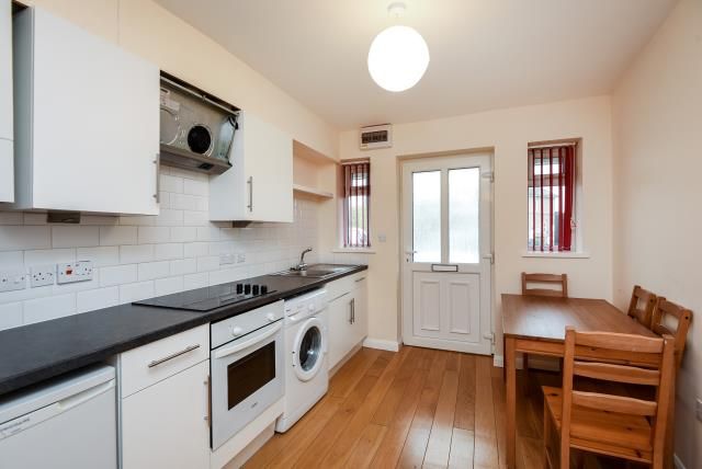 Property photo 3 of 10 Kitchen