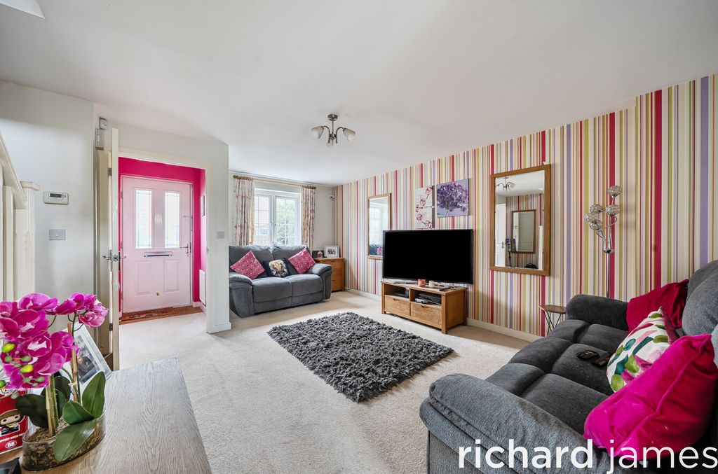 Property photo 3 of 13 B14211F094904c7Faef970c6E71Fcde9