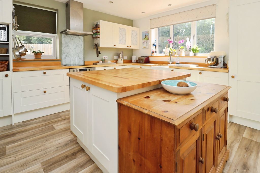 Property photo 2 of 32