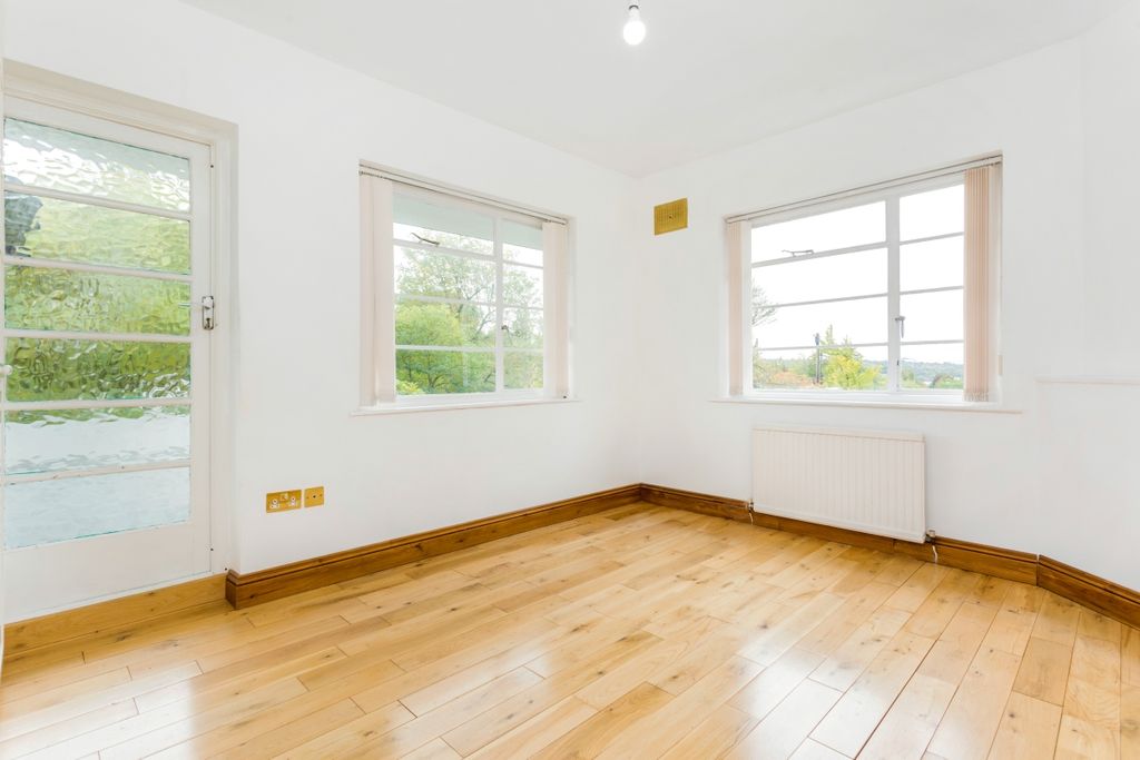 Property photo 3 of 12 Ossulton Way (3)