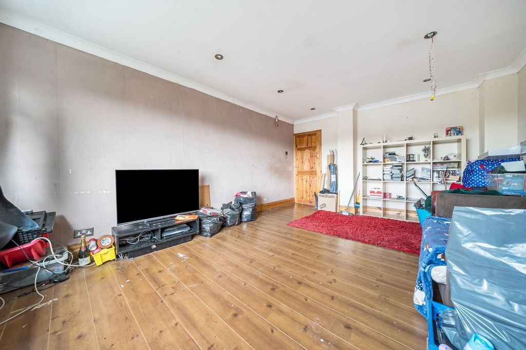 Property photo 3 of 16 Living Room (1)