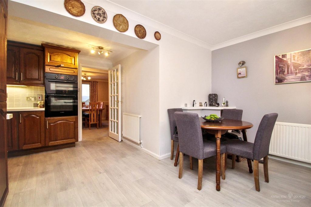 Property photo 3 of 26 Kitchen / Breakfast Room