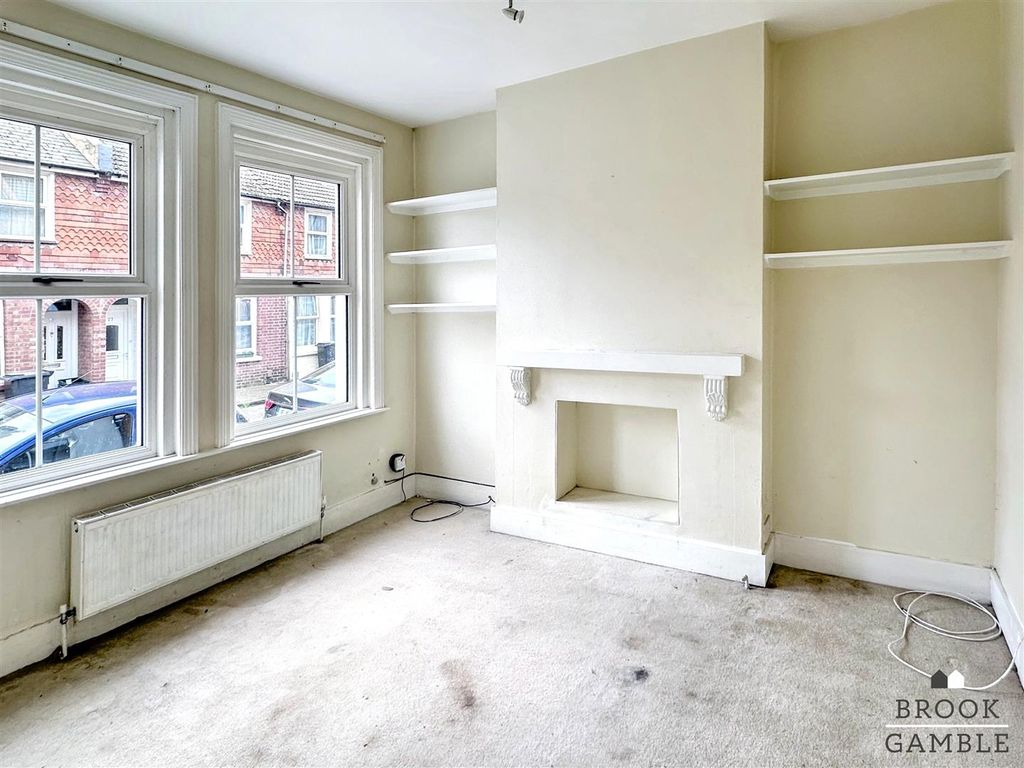 Property photo 3 of 15 01323 438506
