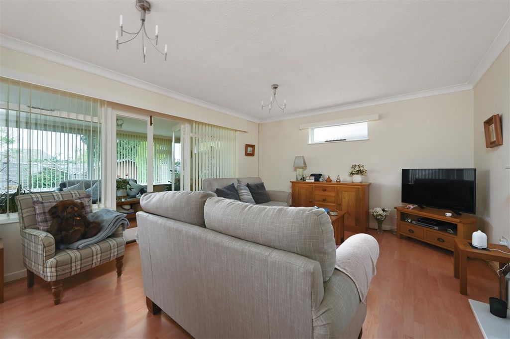 Property photo 2 of 23 Saltdean Close - Tn393St (13).Jpg