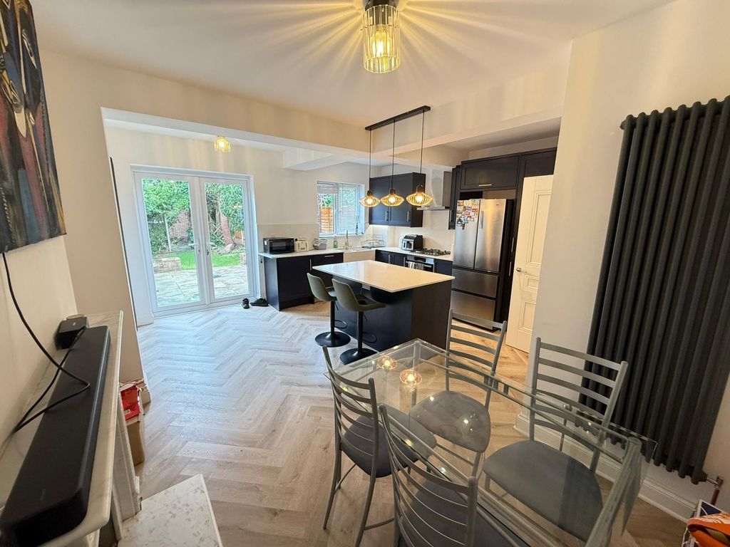 Property photo 2 of 11 Kitchen 2