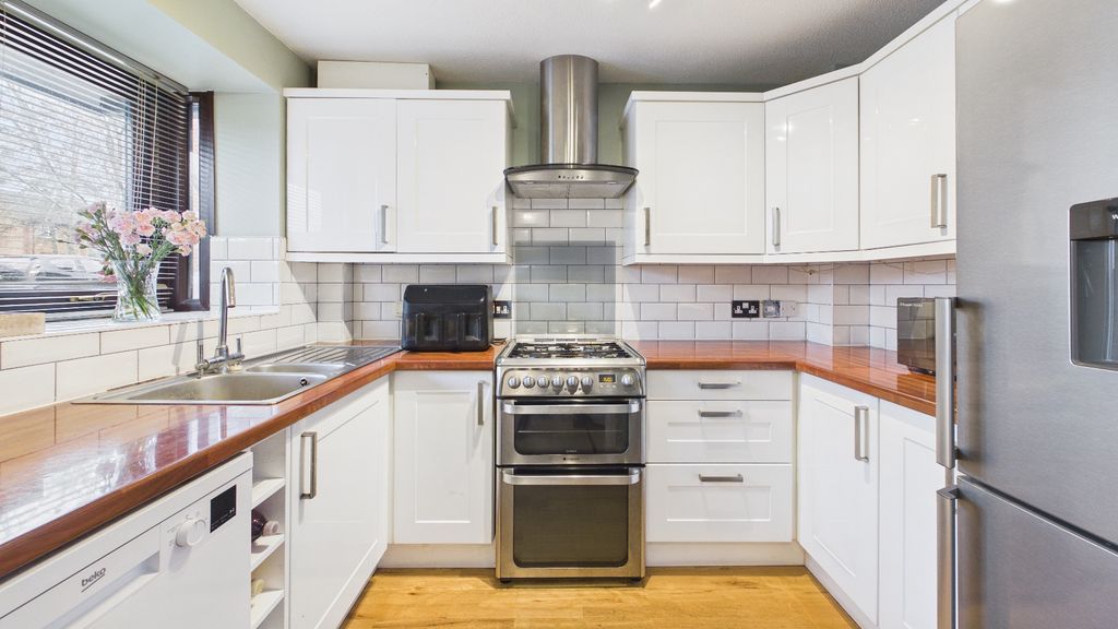 Property photo 2 of 20 4876183