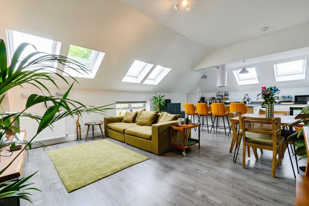 Property photo 3 of 24 Pbox-Img.Jpg