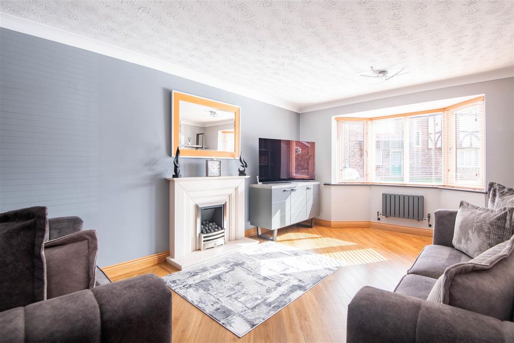 Property photo 2 of 24 Lounge