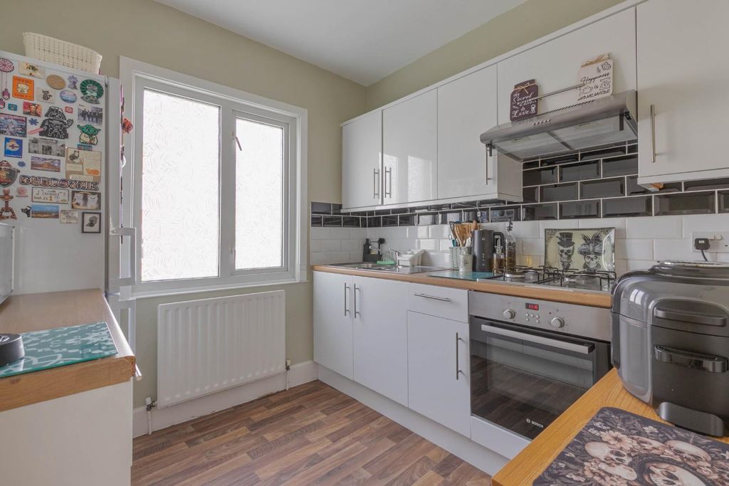 Property photo 3 of 12 44 Collingtree Road, Se26 - 3.Jpg