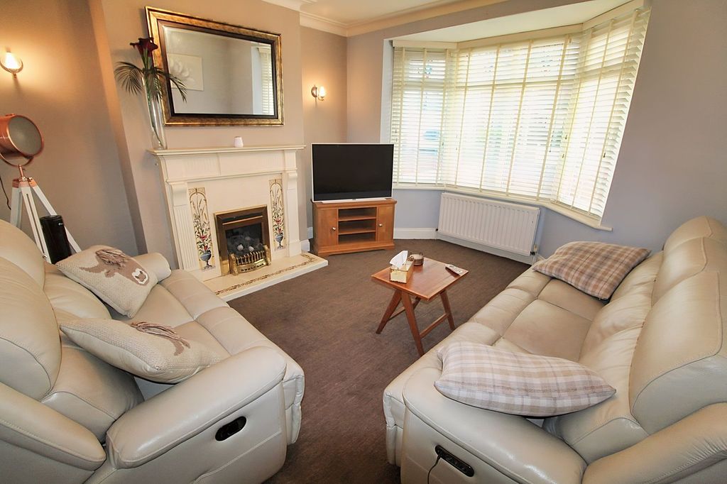 Property photo 2 of 16 Lounge