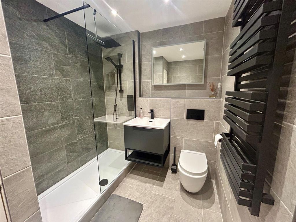 Property photo 3 of 8 Bathroom