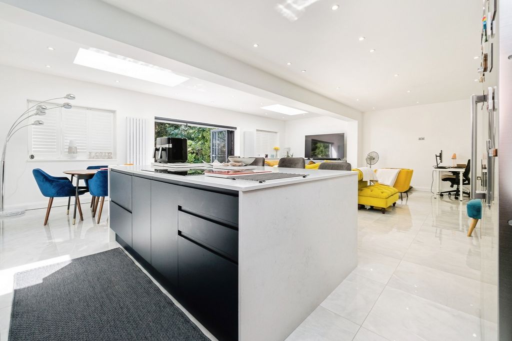 Property photo 2 of 25 Pbox-Img.Jpg