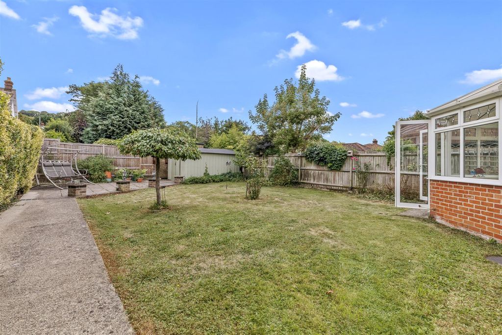 Property photo 2 of 15 3 Manor Gardens, Hp13 5HD-12.Jpg