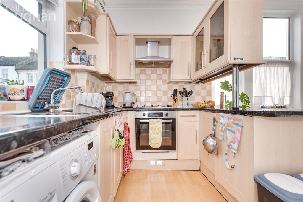 Property photo 3 of 6 Kitchen