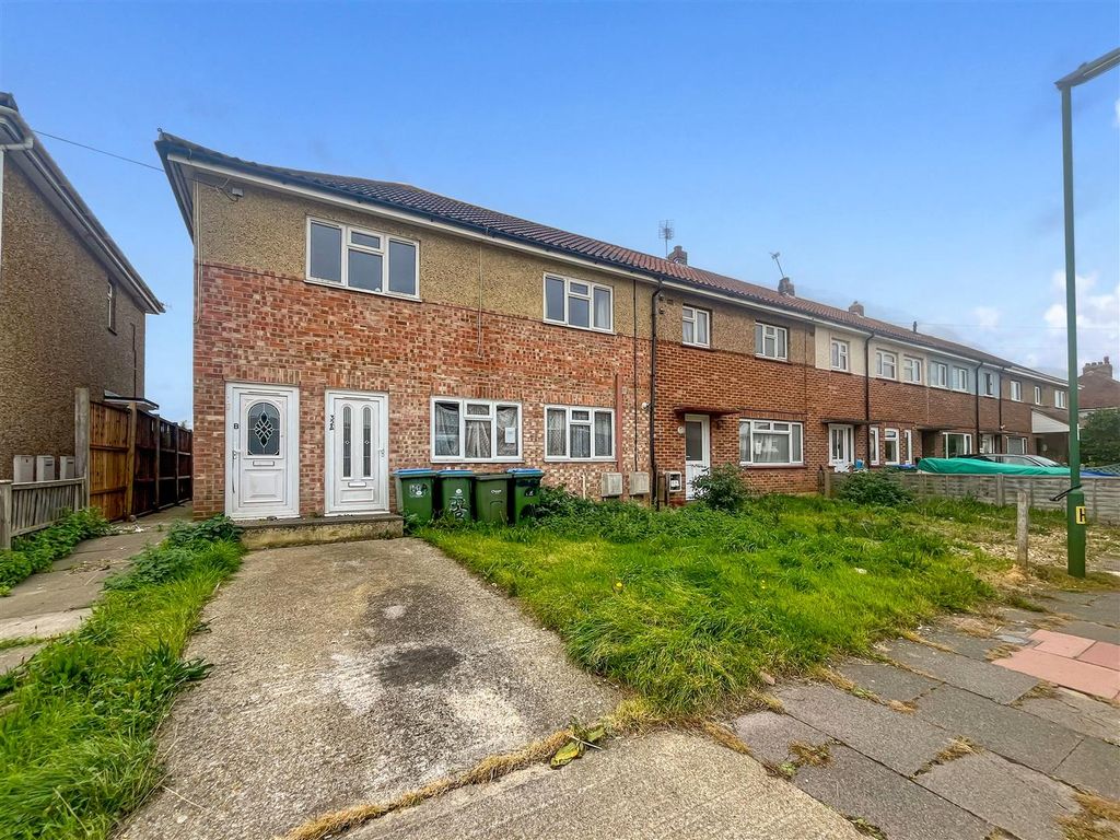 Property photo 1 of 28 32A, 32B, 32 Gosden Road