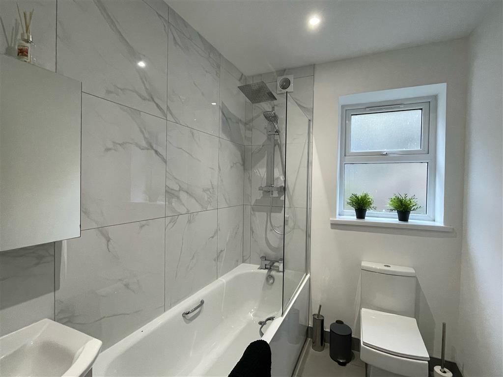 Property photo 2 of 11 Bathroom