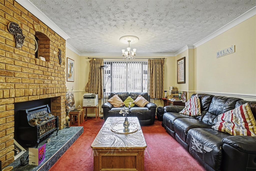 Property photo 2 of 24 Lounge