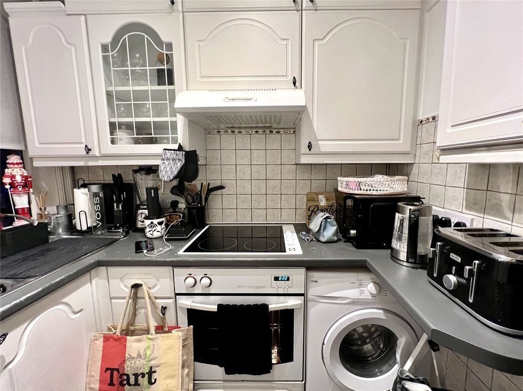 Property photo 3 of 9 Kitchen