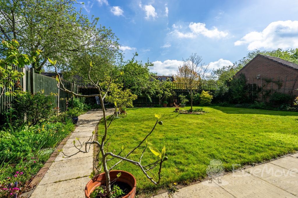 Property photo 3 of 12 Mature Garden