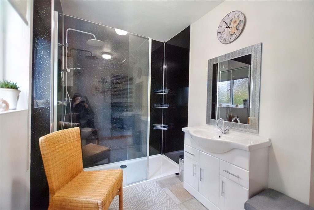 Property photo 3 of 29 Shower Room