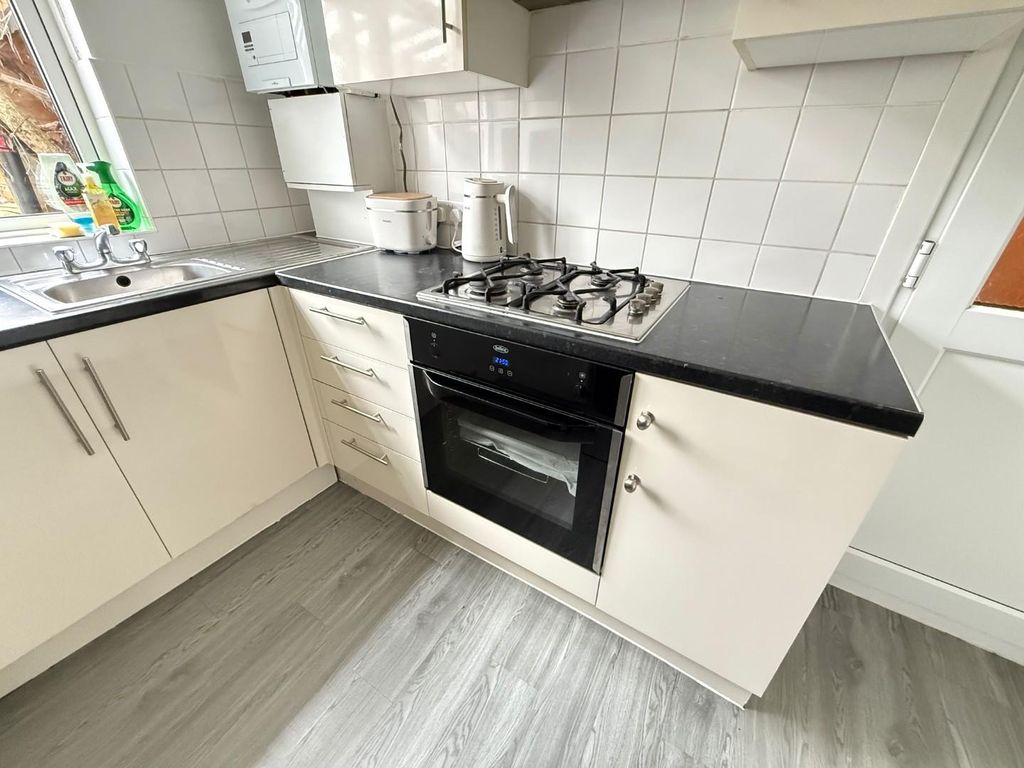 Property photo 3 of 10 Kitchen i2.Jpeg