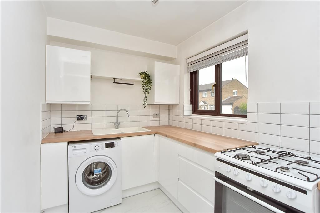Property photo 3 of 11 Kitchen
