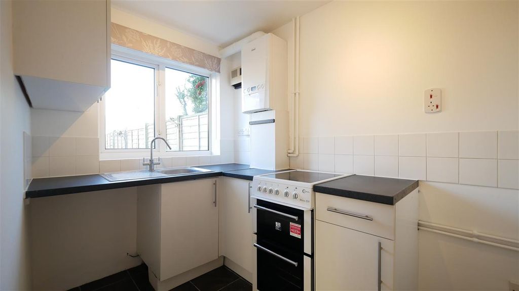 Property photo 3 of 10 Kitchen