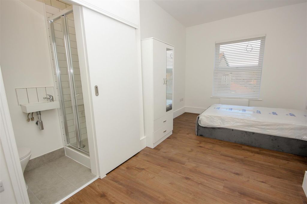 Property photo 2 of 14 Room 7.Jpg