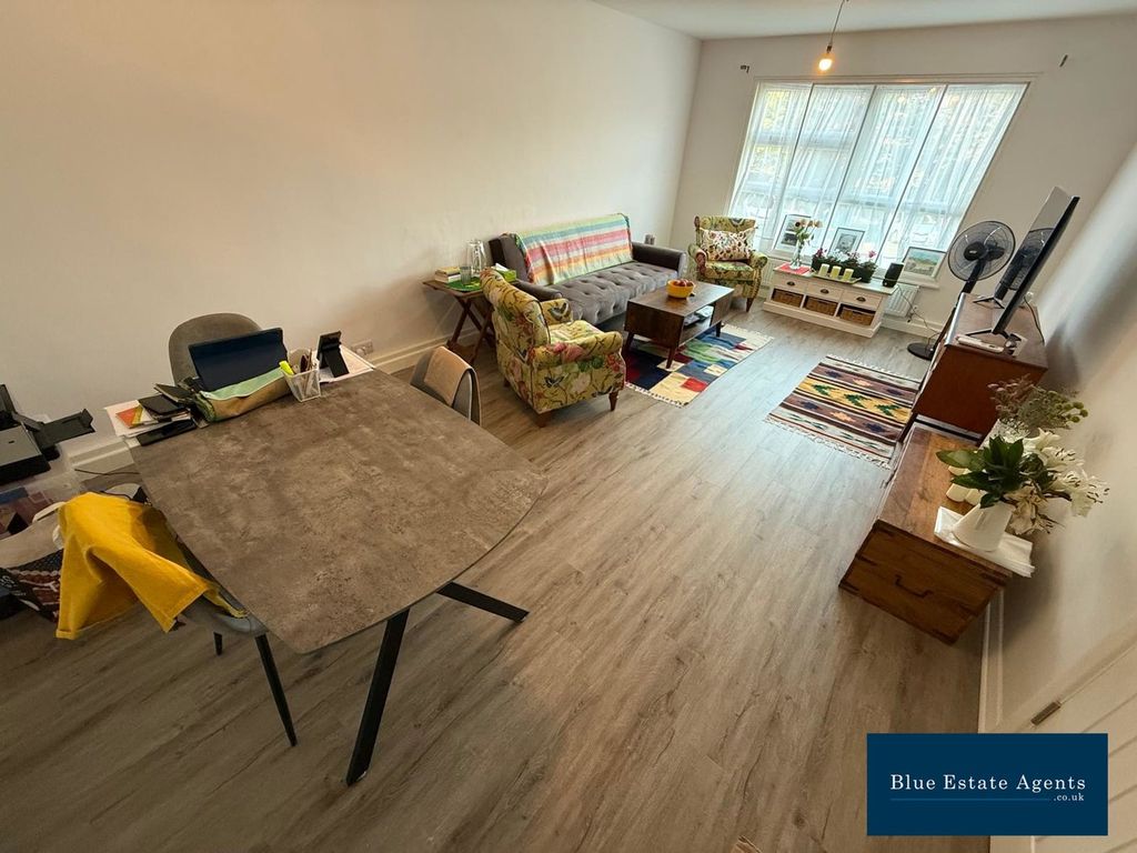Property photo 2 of 15 Lounge