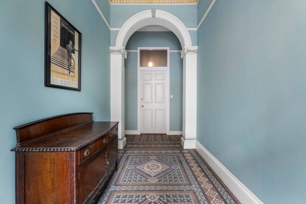 Property photo 3 of 23 Vestibule