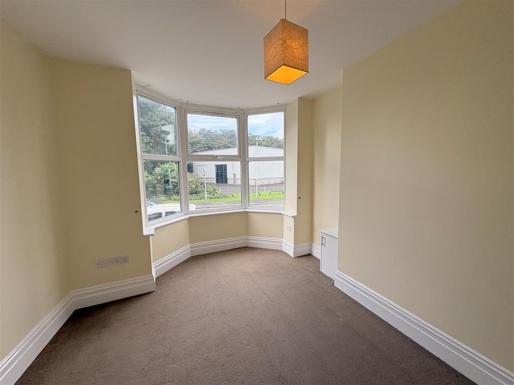Property photo 3 of 6 Lounge