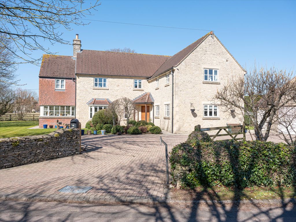 Property photo 2 of 19 Image