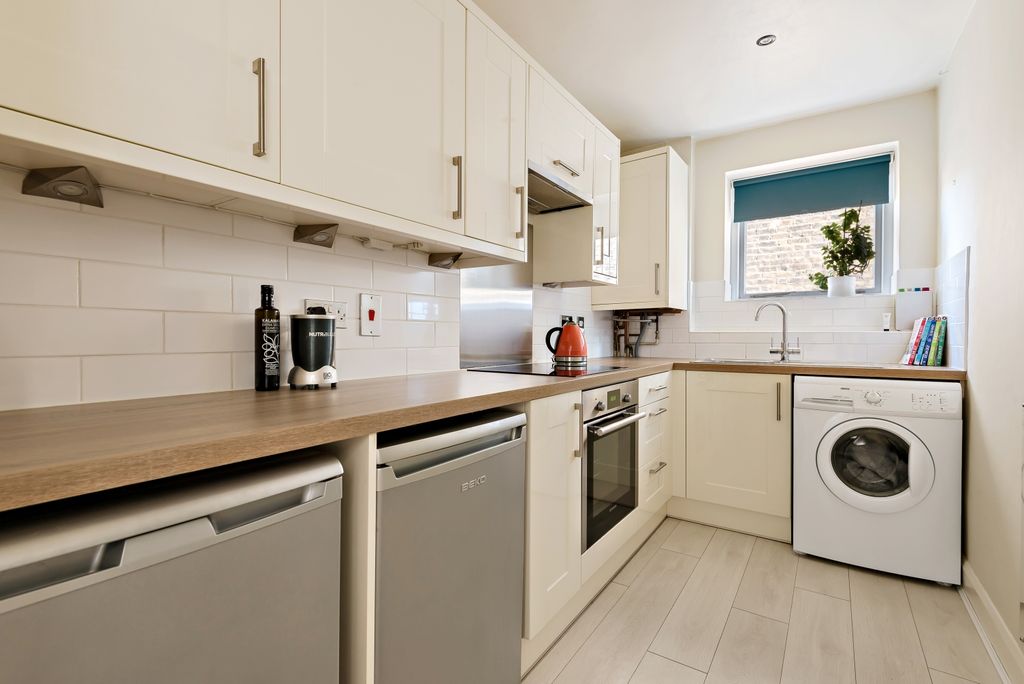 Property photo 3 of 10 Kitchen