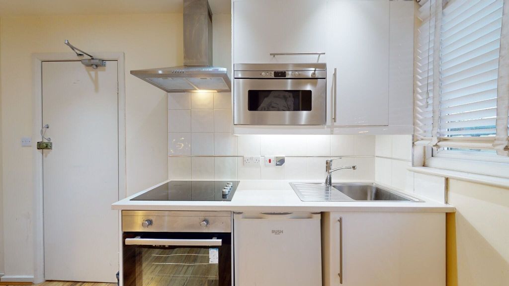 Property photo 2 of 7 Kitchen