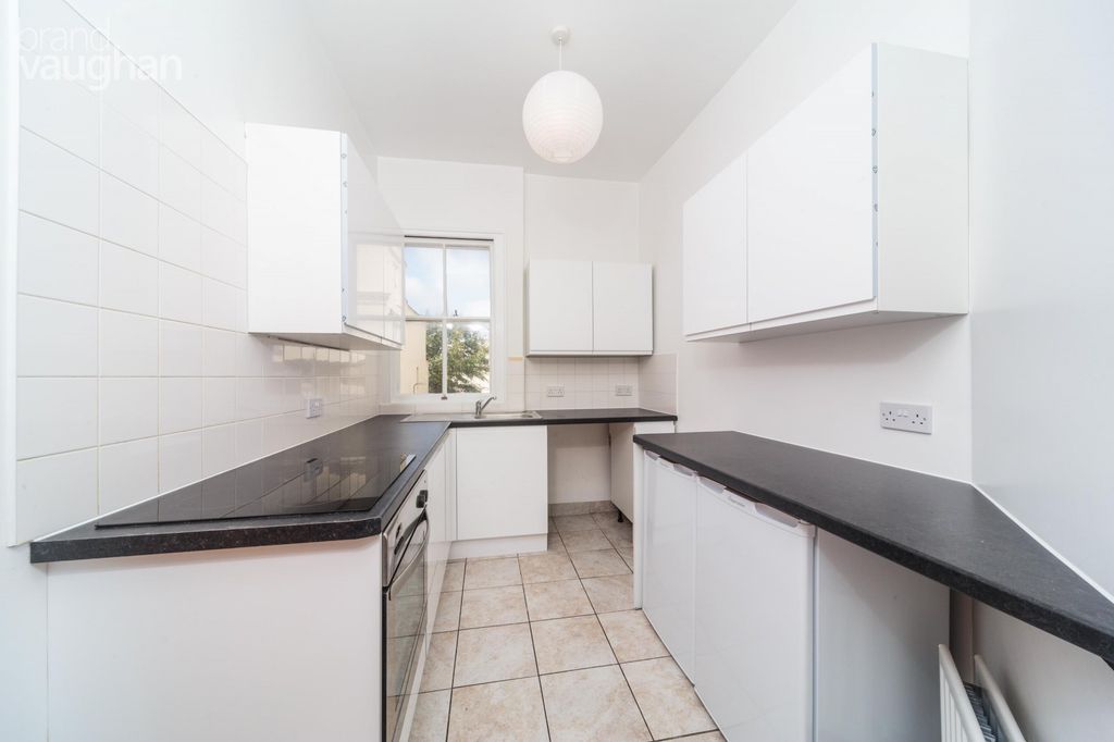 Property photo 2 of 9 Kitchen