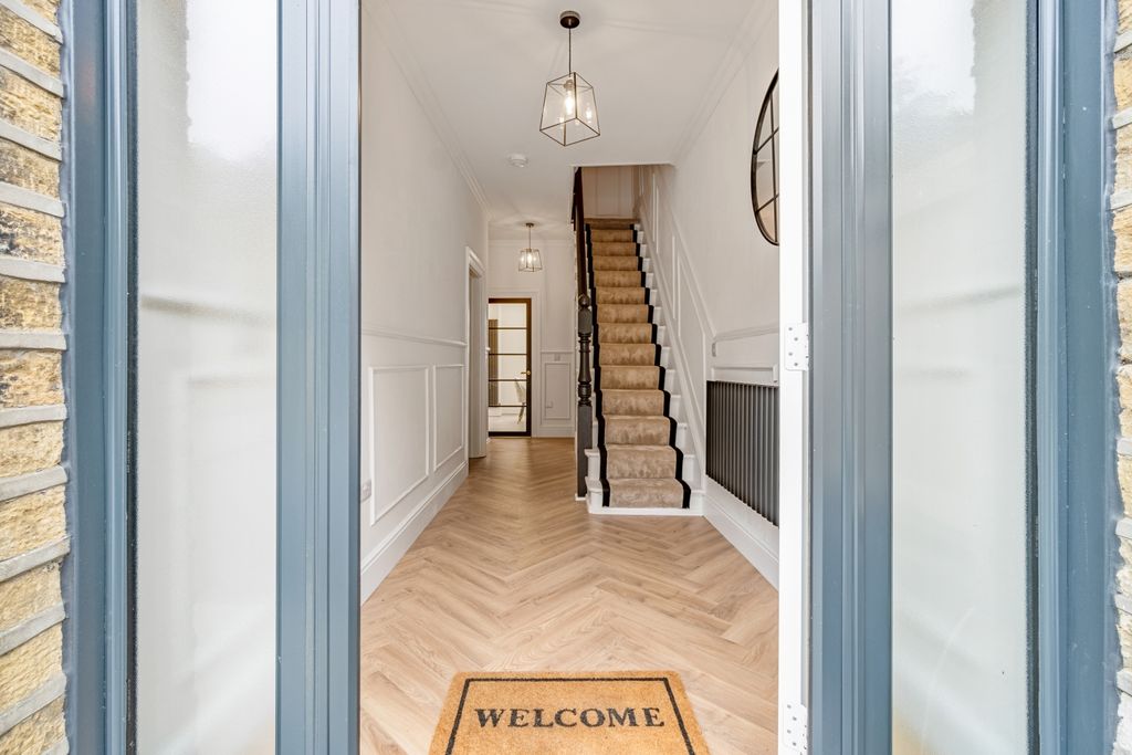 Property photo 3 of 36 Entrance Hall
