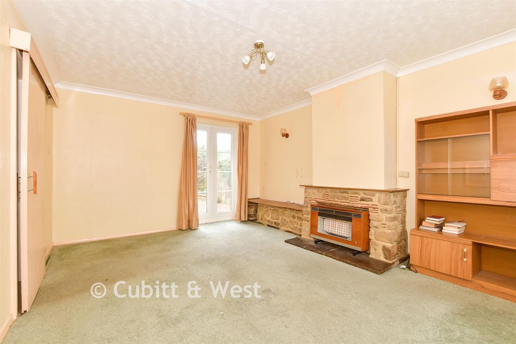 Property photo 3 of 10 Lounge