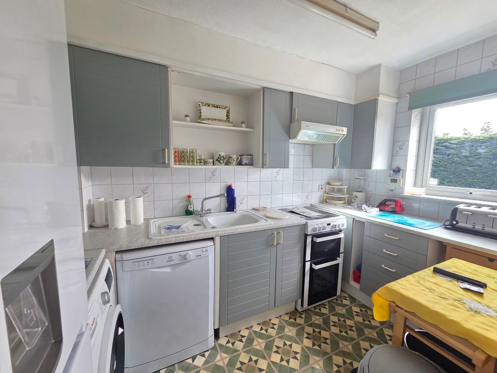 Property photo 3 of 9 Kitchen