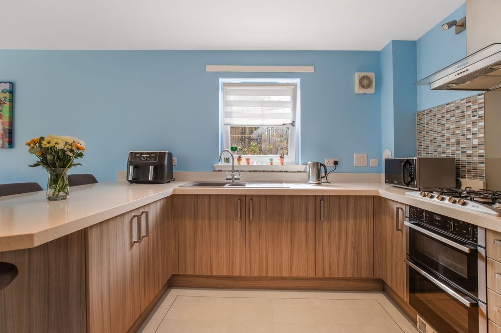 Property photo 3 of 33 Kitchen