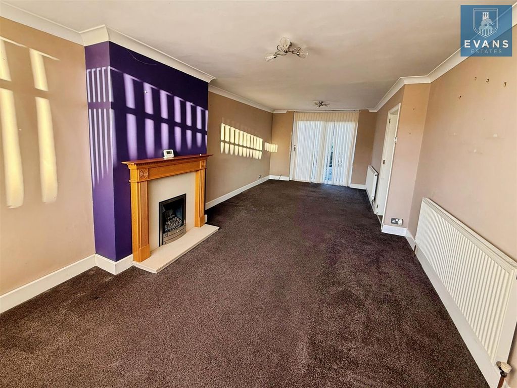 Property photo 2 of 11 Lounge