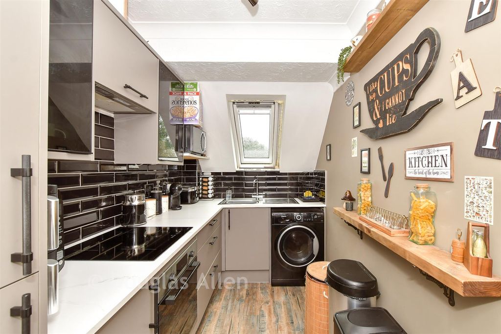 Property photo 3 of 11 Kitchen