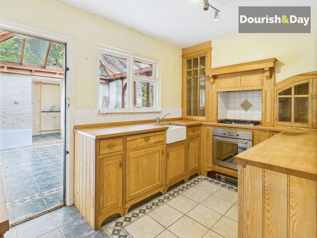 Property photo 3 of 18 Farmhouse Kitchen
