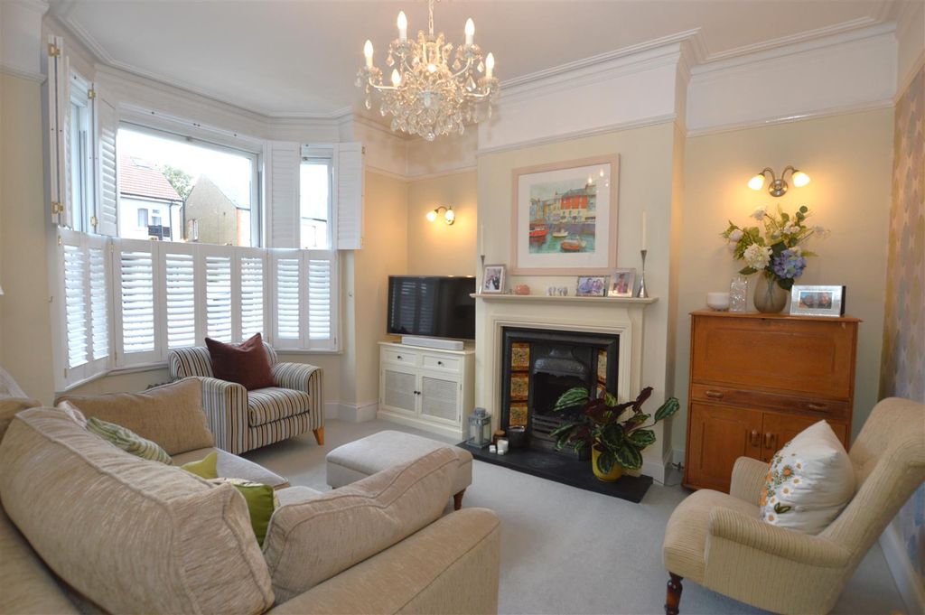 Property photo 2 of 16 7 Park Road Living Room.Jpg