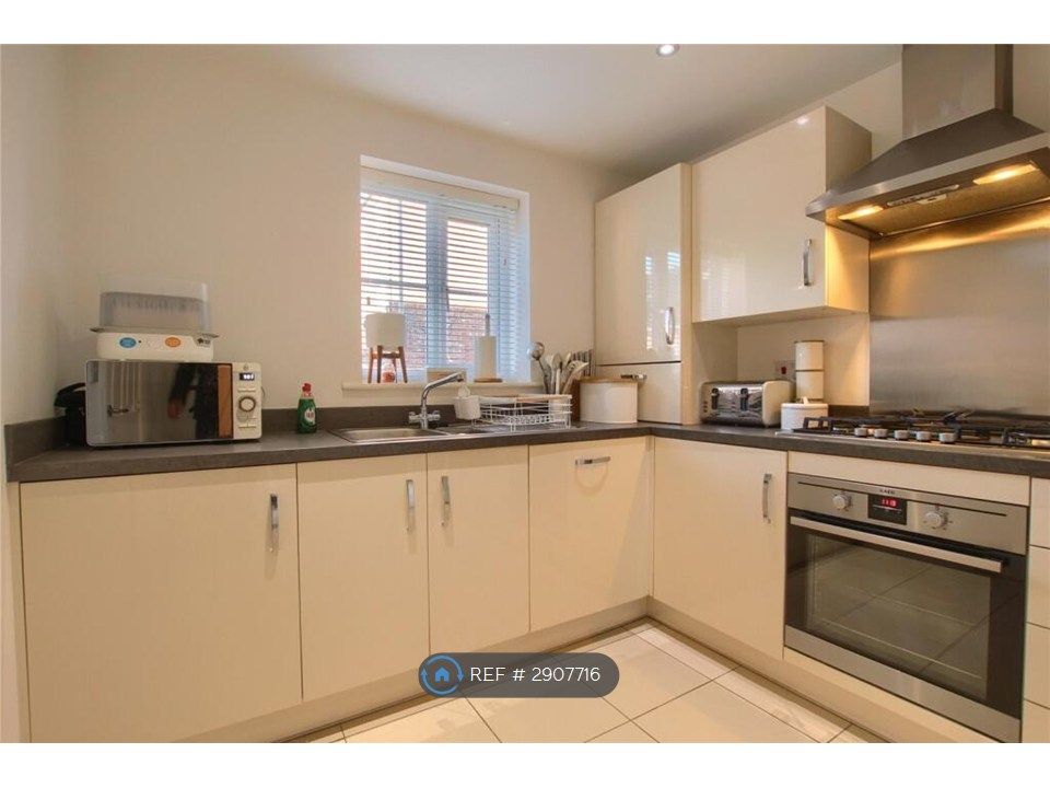 Property photo 3 of 10 Kitchen