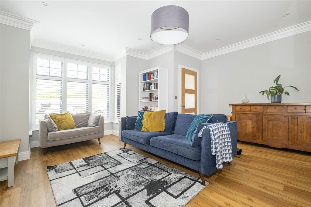 Property photo 2 of 27 7-Sandford-Gardens-0014 Copy.Jpg