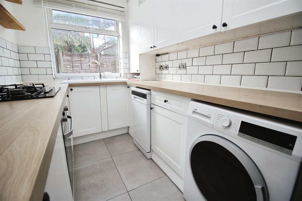 Property photo 3 of 11 Kitchen