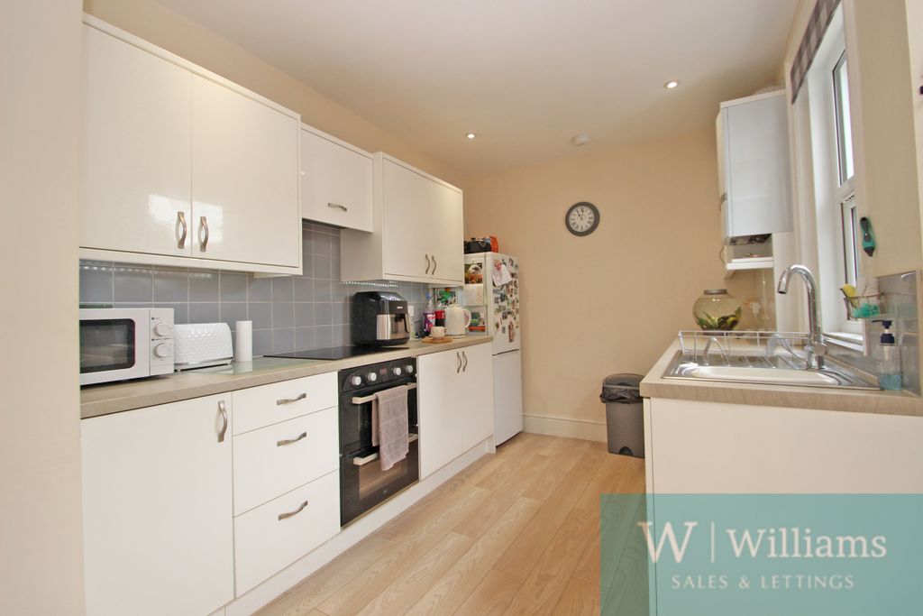Property photo 3 of 10 Kitchen